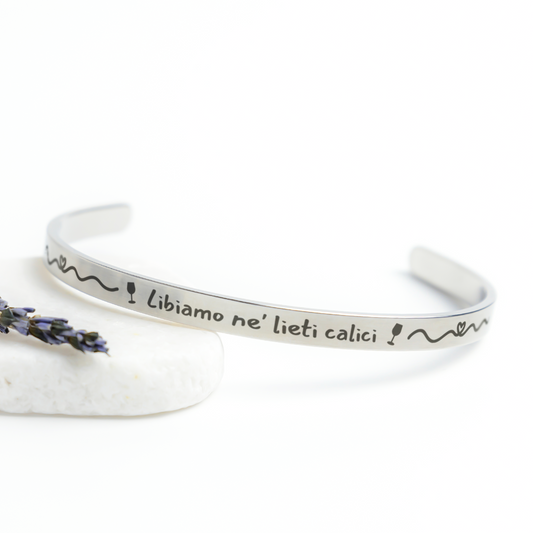 La_Traviata_Libiamo_Cuff_Bracelet_Silver_Lifestyle_03_Mockup.png