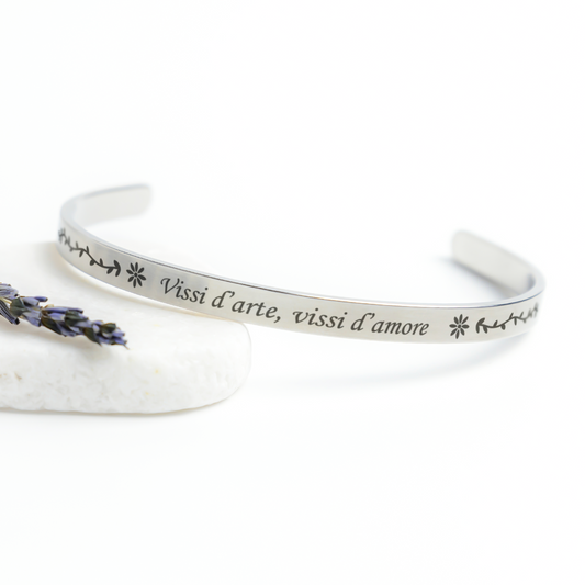 Tosca_Vissi_darte_Cuff_Bracelet_Silver_Lifestyle_03_Mockup.png