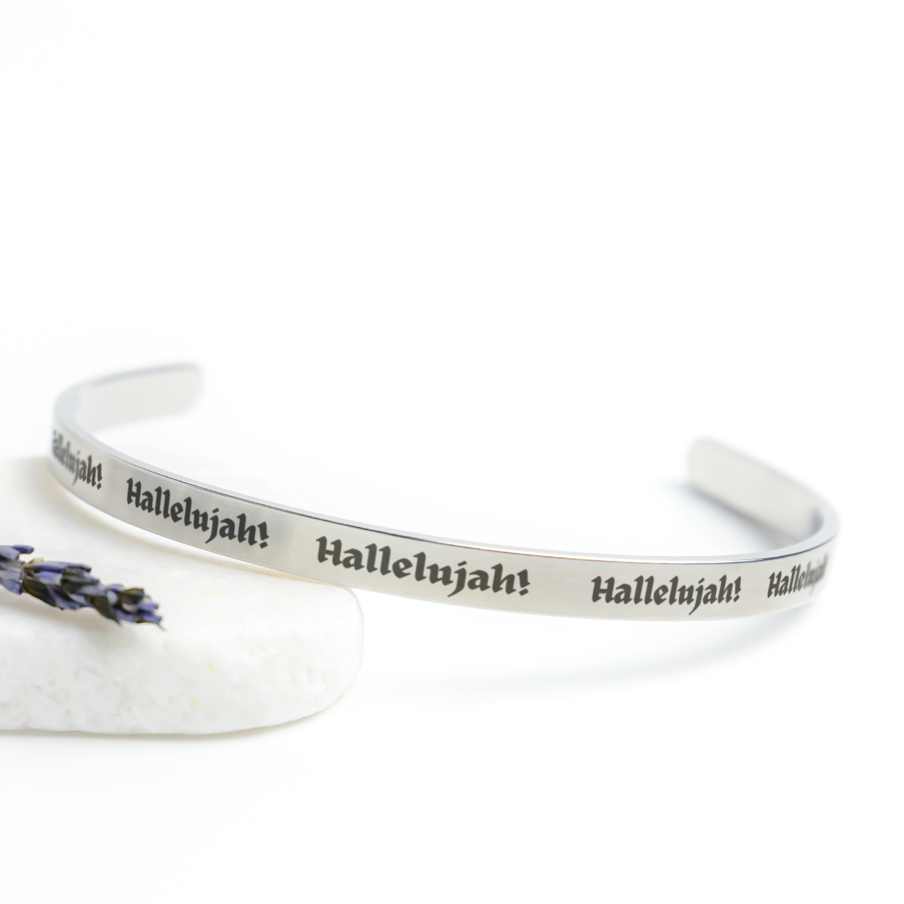 Handels_Messiah_Hallelujah_Cuff_Bracele_Silver_Lifestyle_03_Mockup.png