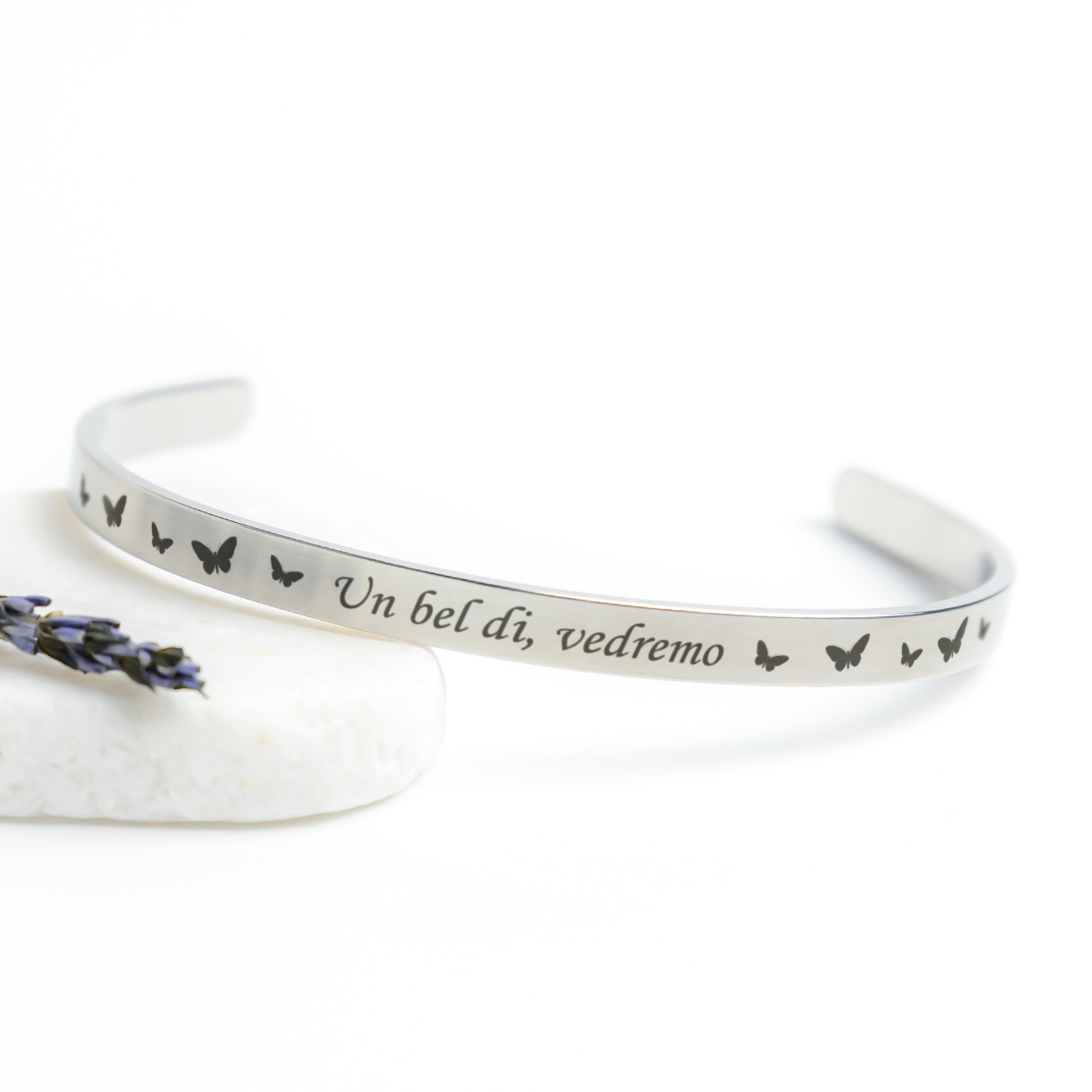 Madama_Butterfly_Un_Bel_Di_Bracelet_Silver_Lifestyle_03_Mockup.png