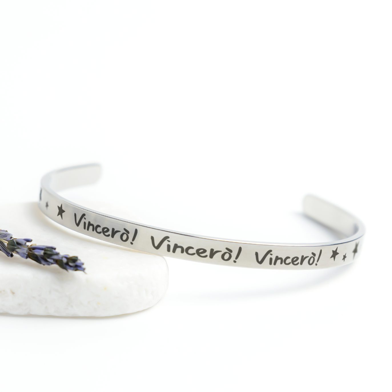 Nessun_Dorma_Vincero_Cuff_Bracelet_Silver_Lifestyle_03_Mockup.png