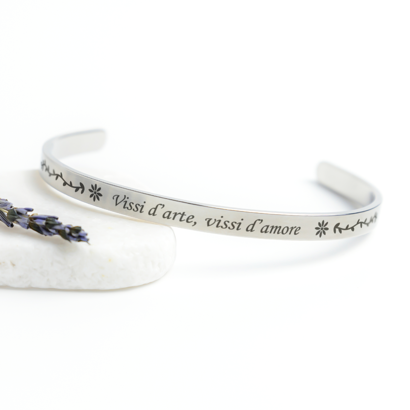 Tosca_Vissi_darte_Cuff_Bracelet_Silver_Lifestyle_03_Mockup.png